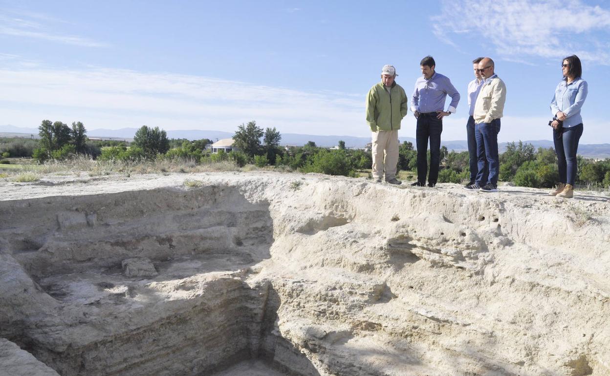 Visita a la tumba 155 de la Necrópolis del Santuario de Baza.
