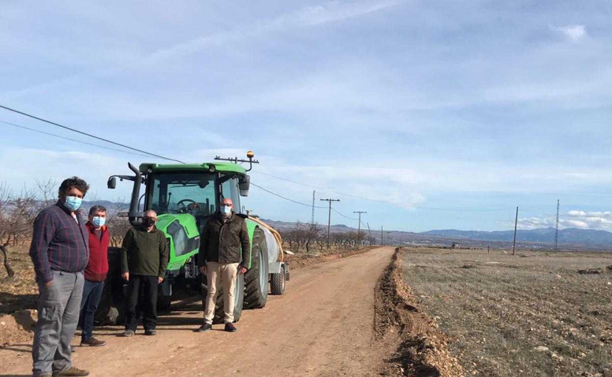 Integrantes de la Asociación Agapro y el concejal de Agricultura del Ayuntamiento de Baza 