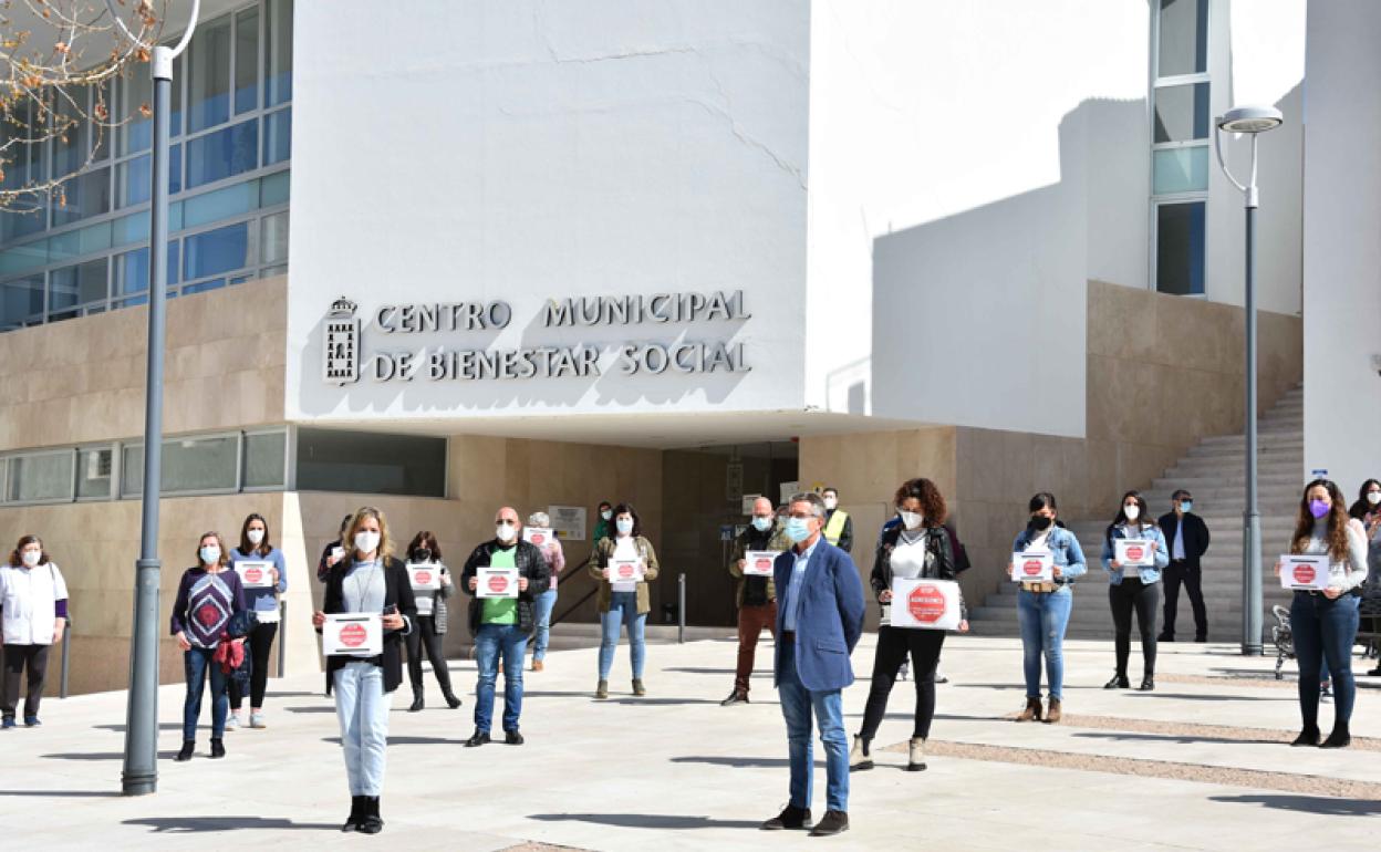 Concentración ante el edificio de Bienestar Social de Baza 