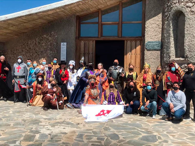 En la puerta de la Ermita del Cerro Jabalcón 
