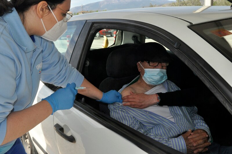 En la zona autocovid del Hospital de Baza se vacuna a los usuarios sin bajarse del coche