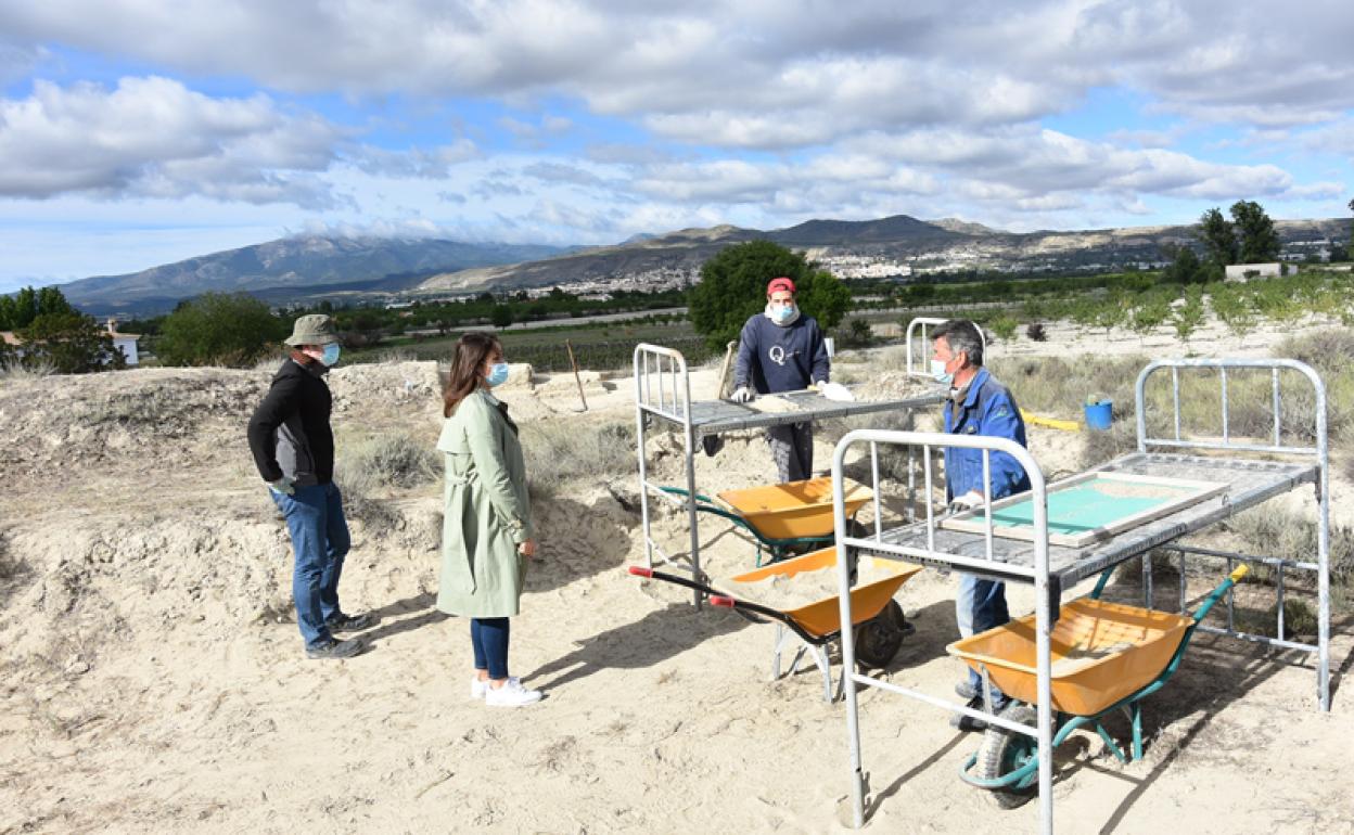 Trabajos de cribado en Cerro Santuario en la zona arqueológica de Basti