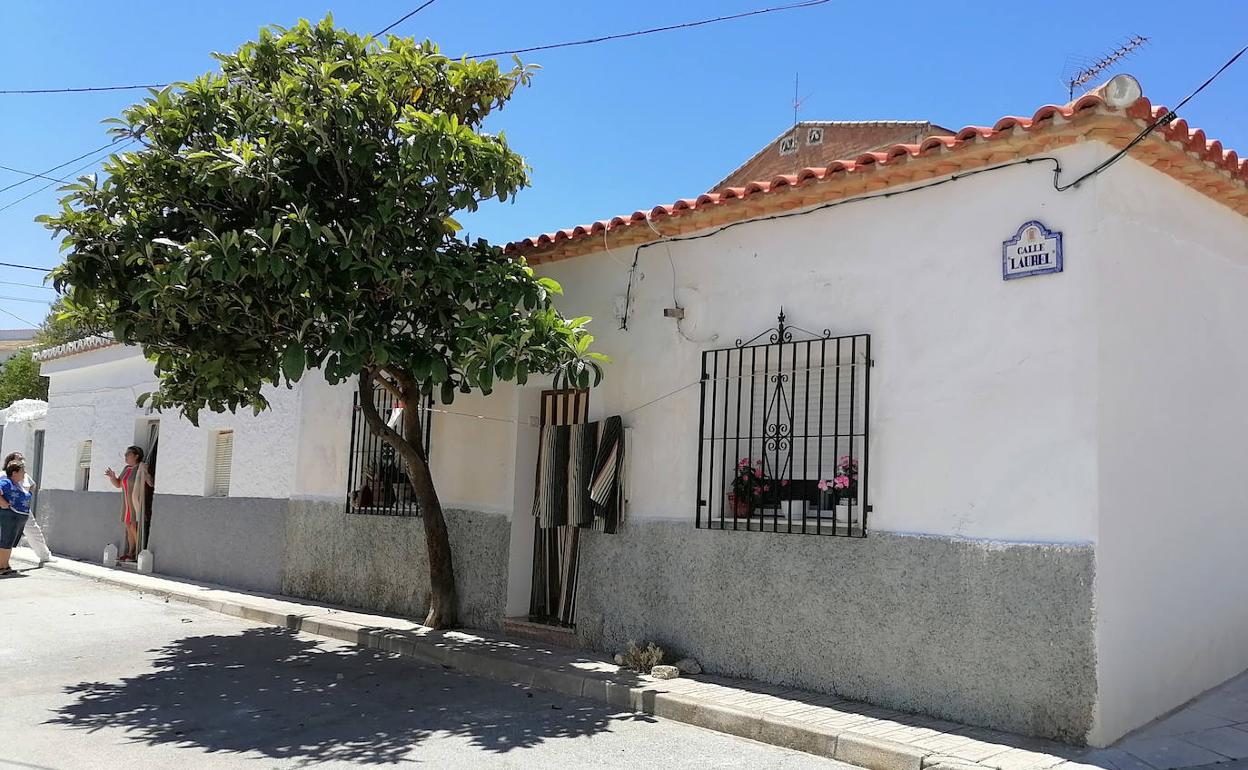 En la calle donde sucedió el atraco hay dos vecinas que dicen no vieron nada, aunque una de ellas sí que llamó a la Policía y al 061.