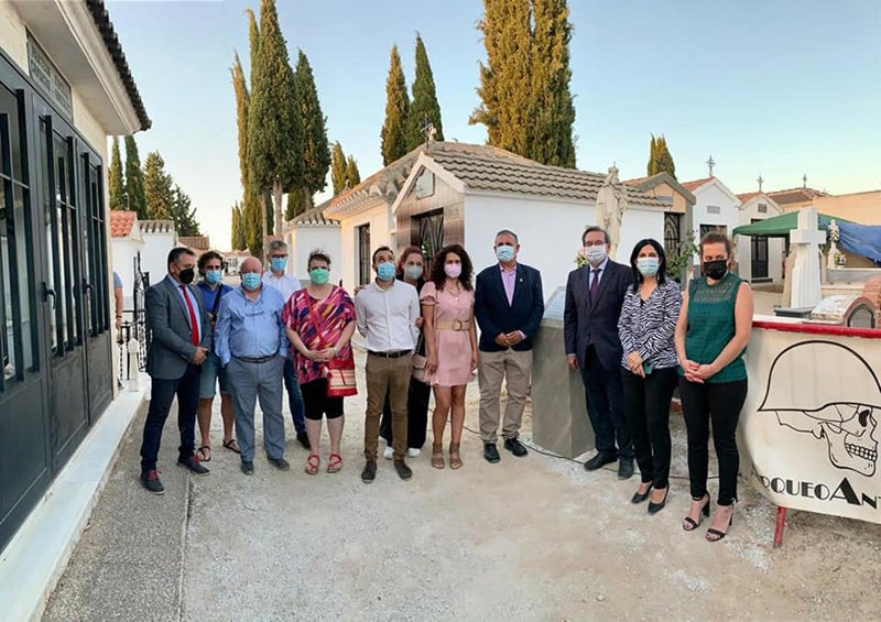 El secretario de Estado de Memoria Democrática inaugura en Cúllar dos monolitos en homenaje a las víctimas de la dictadura franquista
