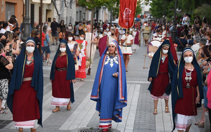 El desfile fue muy brillande y seguido por cientos de personas 