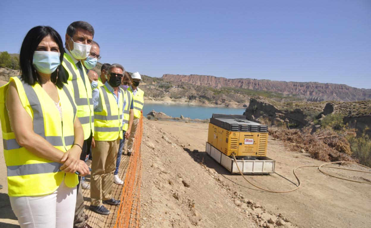 El delegado del Gobierno, Pedro Fernández observa las obras desde una de las zonas aterrazadas junto a la presa del Negratín