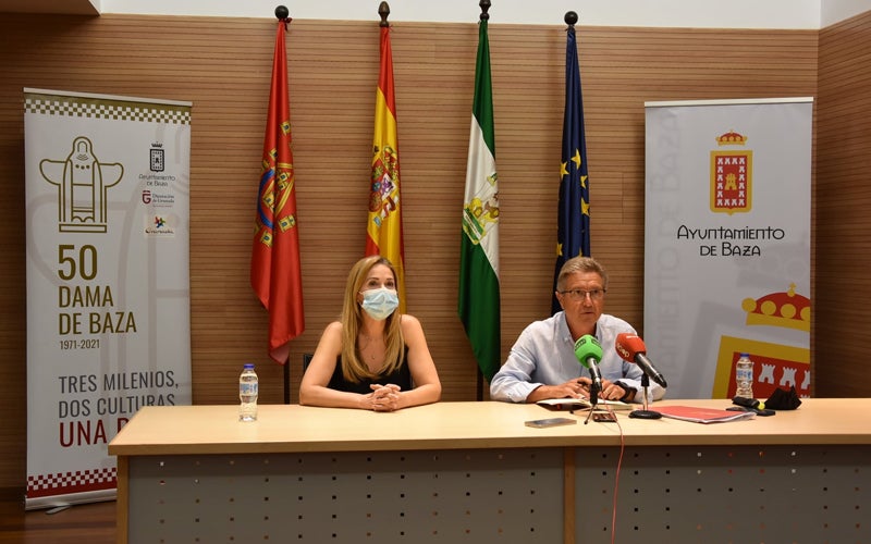 Yolanda Fernández, concejal de Gobernación y Manolo Gavilán, Alcalde de Baza, hoy en su comparecencia