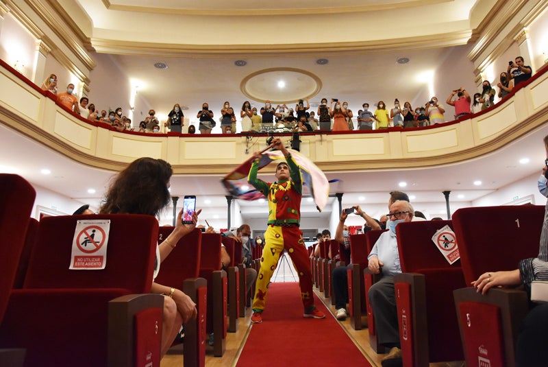 José Antonio Escudero, jurando bandera en el Teatro Dengra
