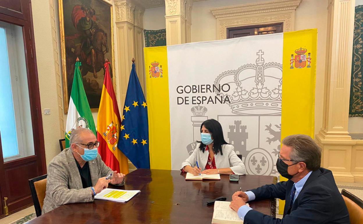 Reunión en Granada, Joaquín Paéz, Manolo Gavilán e Inmaculada López Calahorro 