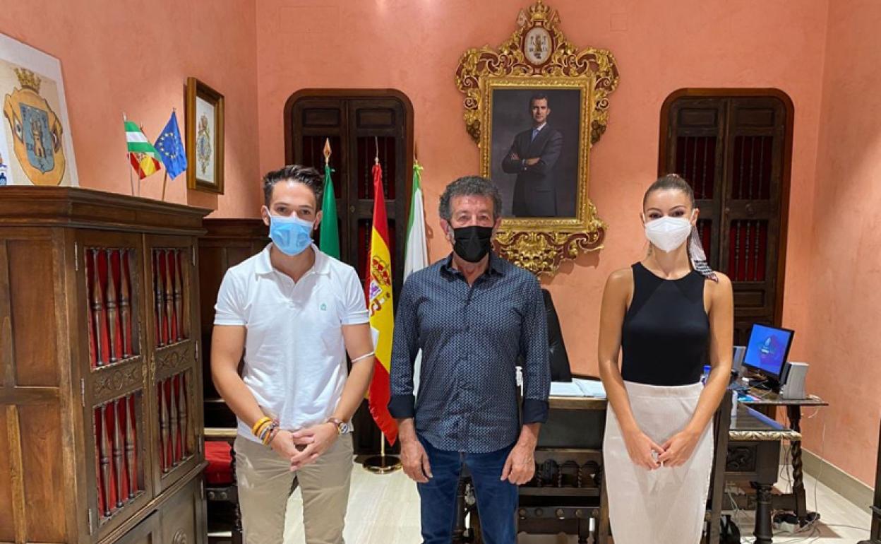 Ramon Martinez, Alcalde de Huéscar, Luis de la Carrasca, pregonero 2021 y Lucía Lozano concejala de Fiestas 