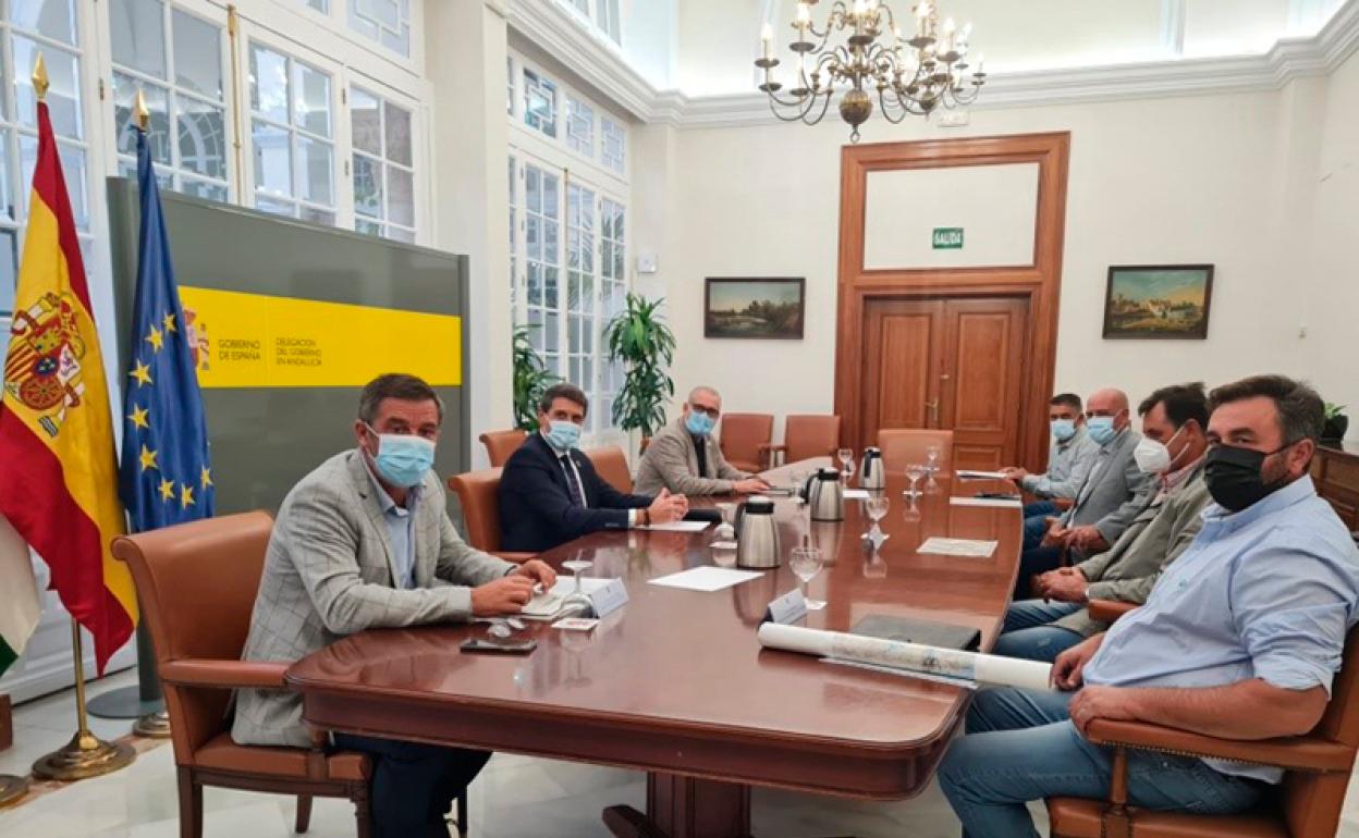 Reunión regantes con el delegado del Gobierno y el presidente de CHG 