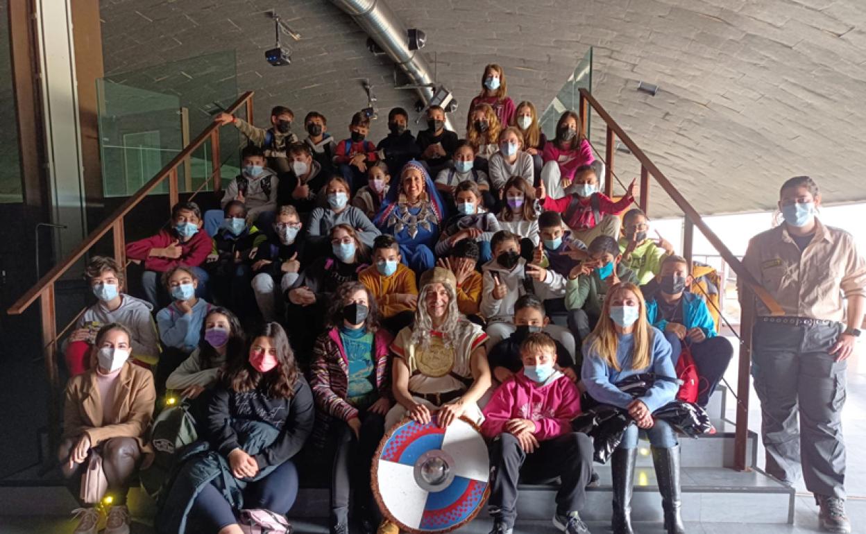 Grupo de alumnos de primaria durante la visita al CIYA 