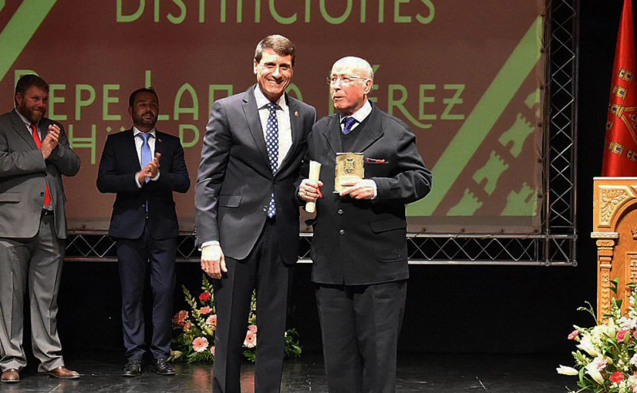 Pepe Langa, recibiendo el titulo de Hijo Adoptivo de manos del enteonces alcalde de Baza, PEdro Fernández 