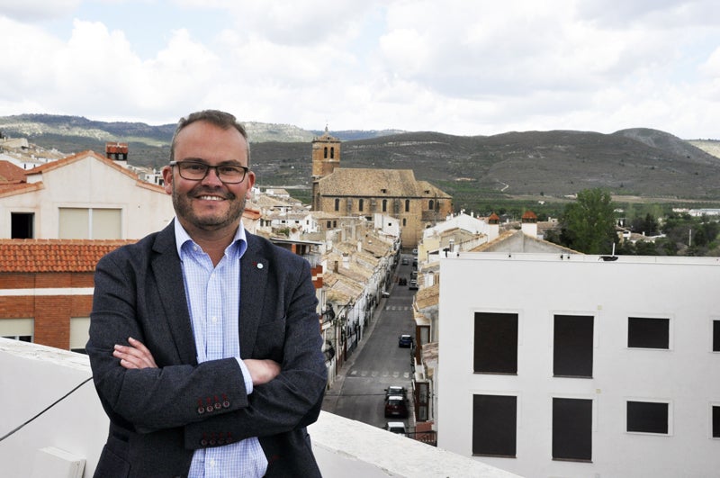 Mariano Garcia, Alcalde de La Puebla, con la iglesia parroquial de fondo
