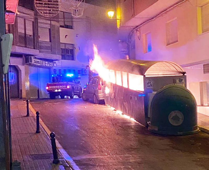 Contenedores ardiendo a las 5,30 de la mañana en la calle Serrano.