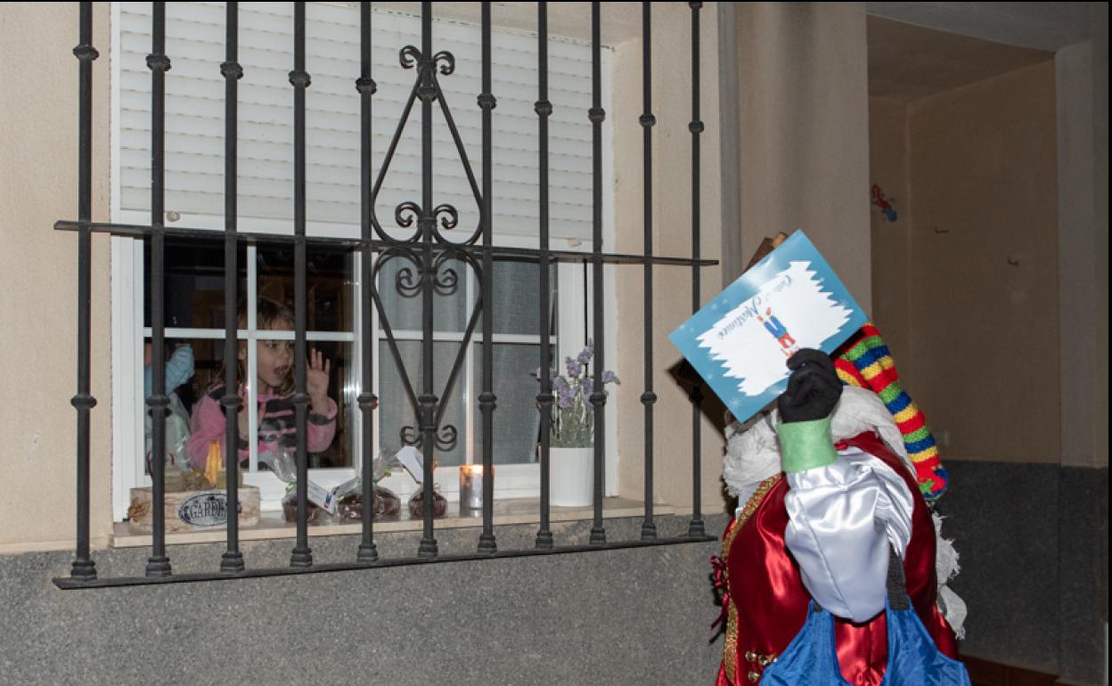 El Martinico llegando a una casa a recoger los deseos de una niña. 