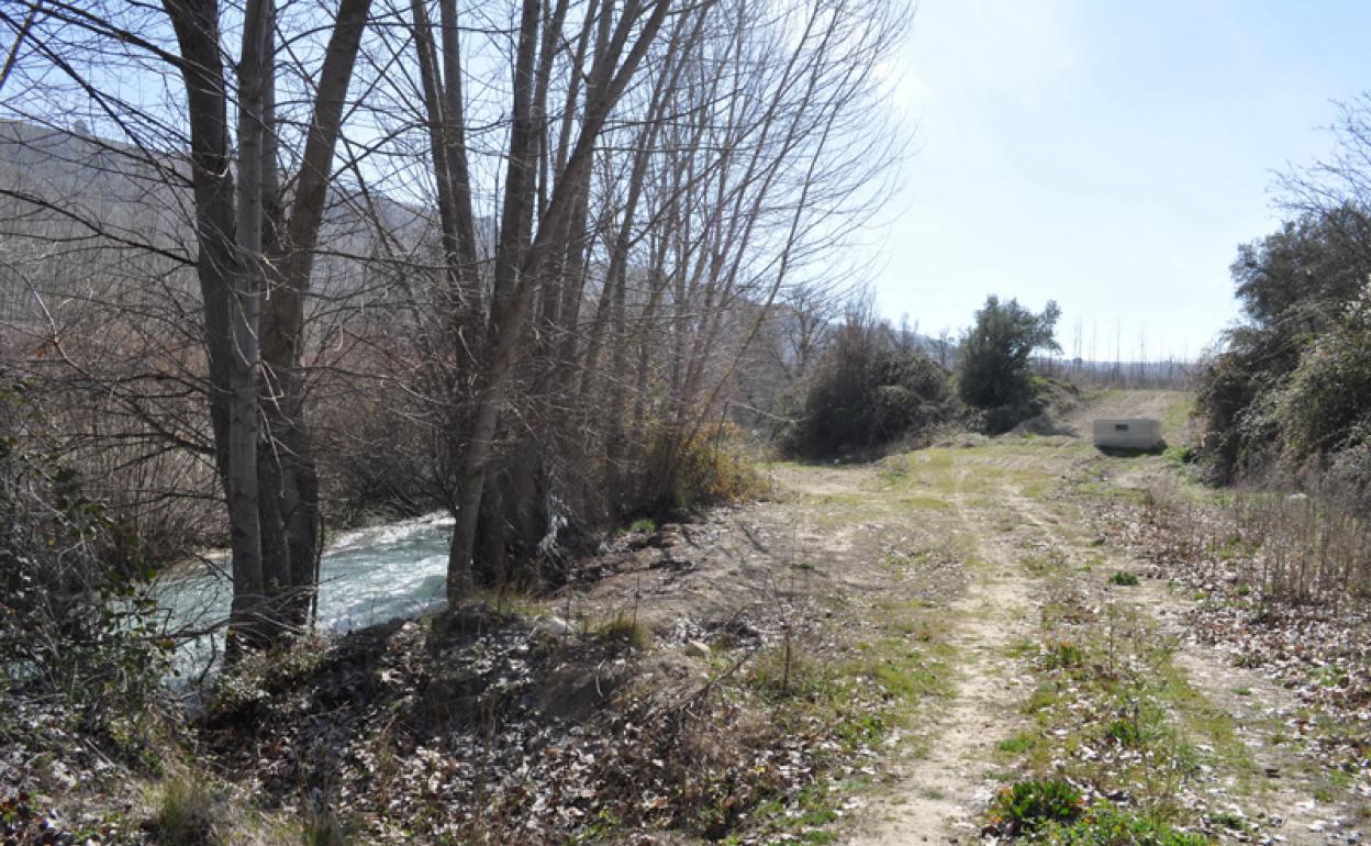 En su inició la canalización va paralela al curso del río