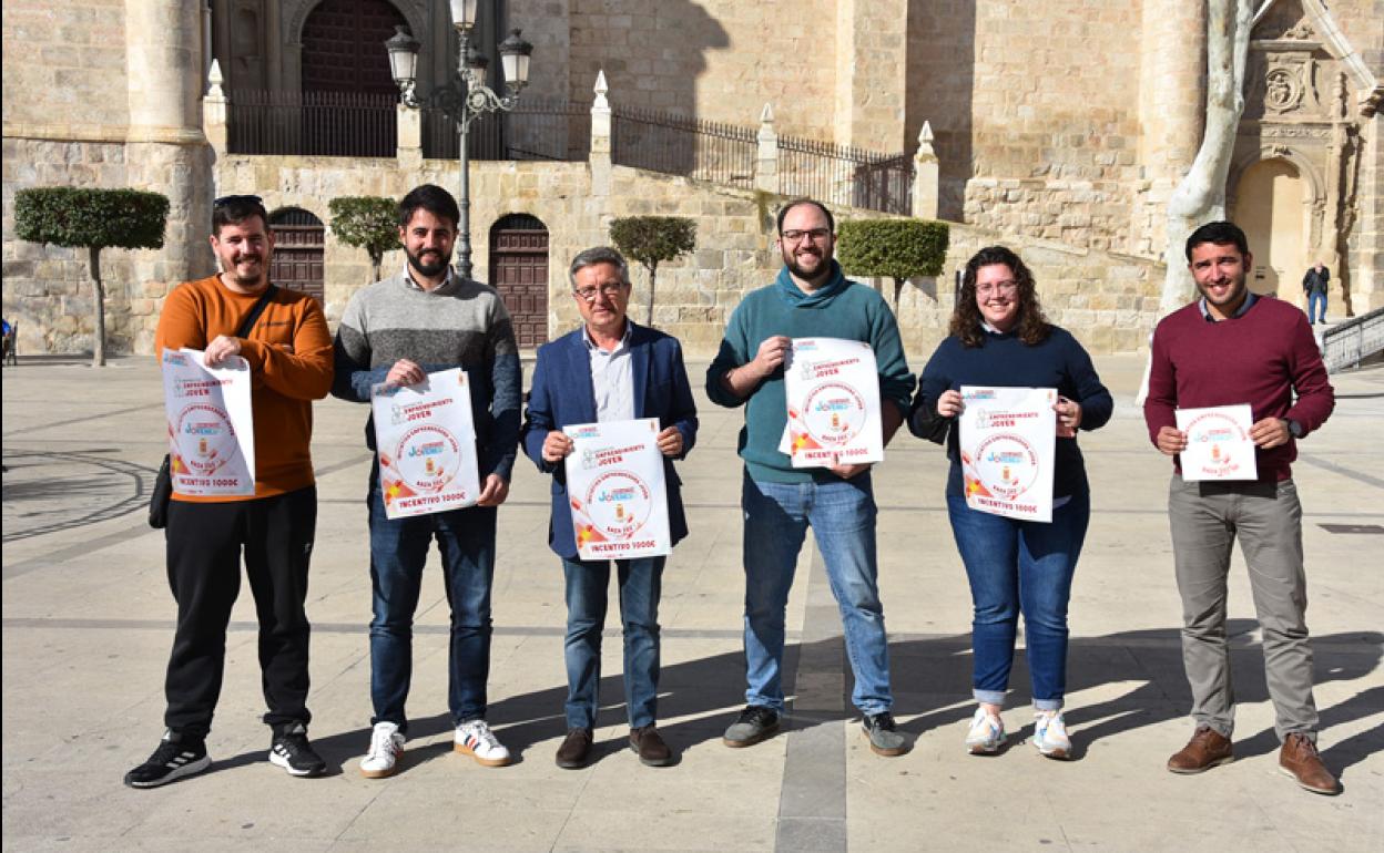 Jovenes emprendedores con el Alcalde de Baza y el Concejal de Juventud posan en la Plaza Mayor 