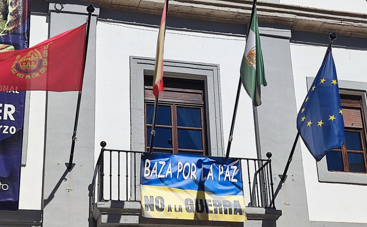 Pancarta a favor de la Paz en Ucrania en el Ayuntamiento de Baza 
