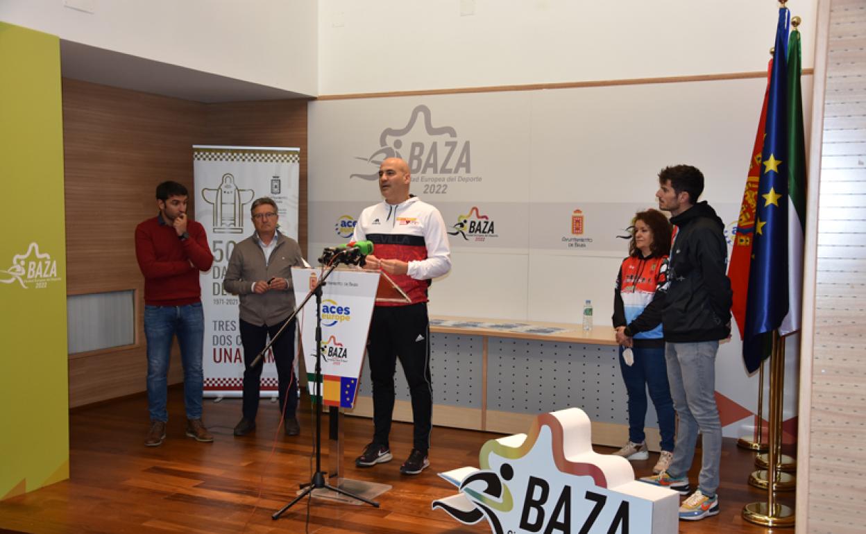Guillermo Hervás, director tecnico de la prueba, durantes la presentación celebrada en Baza 