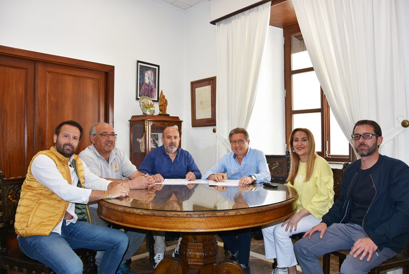 Responsables municipales y del Comité de Empresa durante la firma 