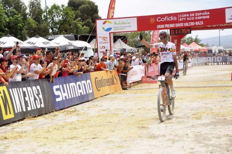 El ciclista bastetano que ganó el bronce en Tokio 2020 se luce en casa.