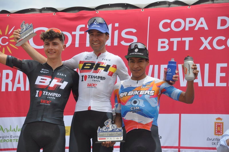 El ciclista bastetano que ganó el bronce en Tokio 2020 se luce en casa.