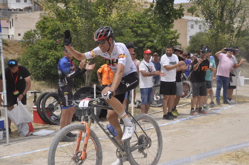 El ciclista bastetano que ganó el bronce en Tokio 2020 se luce en casa.
