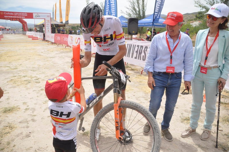 El ciclista bastetano que ganó el bronce en Tokio 2020 se luce en casa.