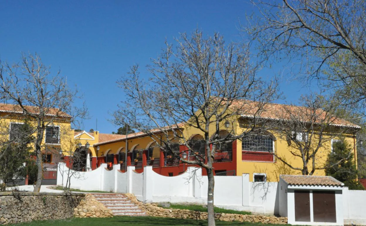 Parte lateral trasera desde la piscina del Complejo de Narváez en el Parque Natural de la Sierra de Baza