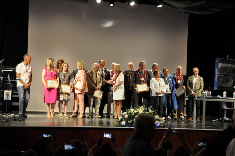 Una exhibición de sevillanas o el homenaje a título póstumo a Antonio Muñoz Jaunenes componen el acto.