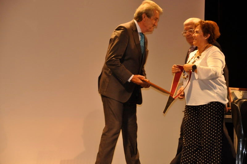 Una exhibición de sevillanas o el homenaje a título póstumo a Antonio Muñoz Jaunenes componen el acto.