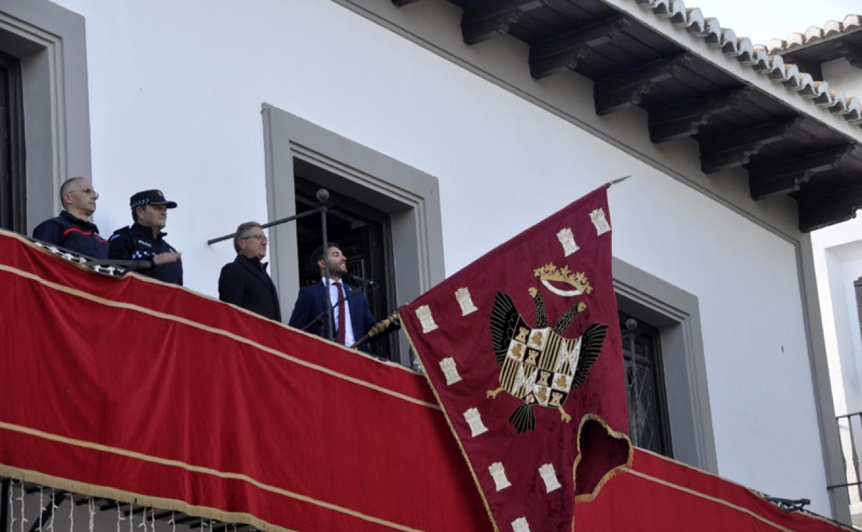 Antonio Vallejo, concejal más joven, tremolando el estandarte real