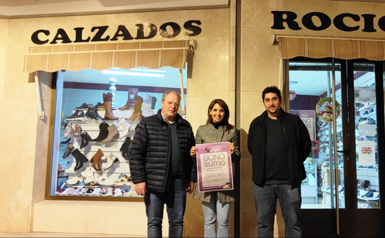 El alcalde de Zújar y el concejal de Turismo con una comerciante