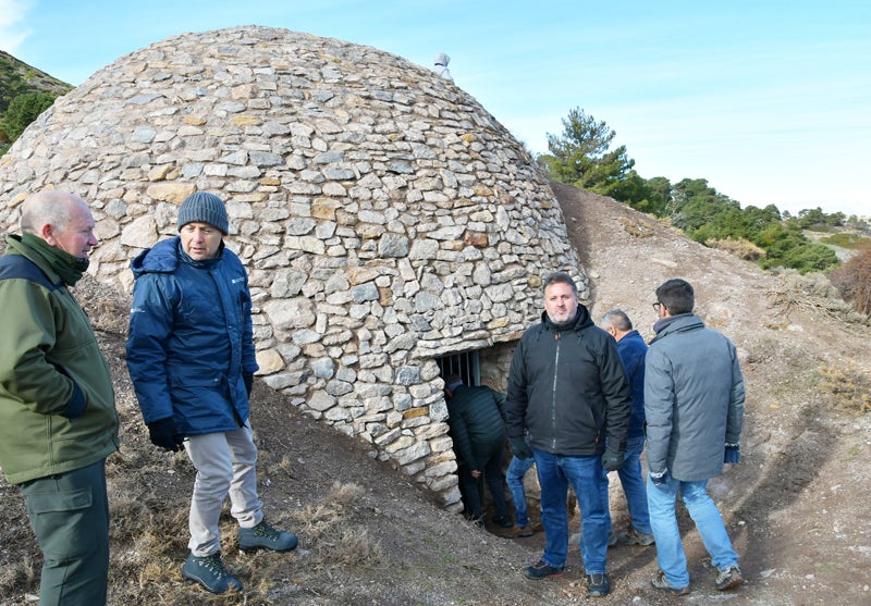 El delegado Manuel Francisco García en la puerta de acceso al Pozo de la Nieve