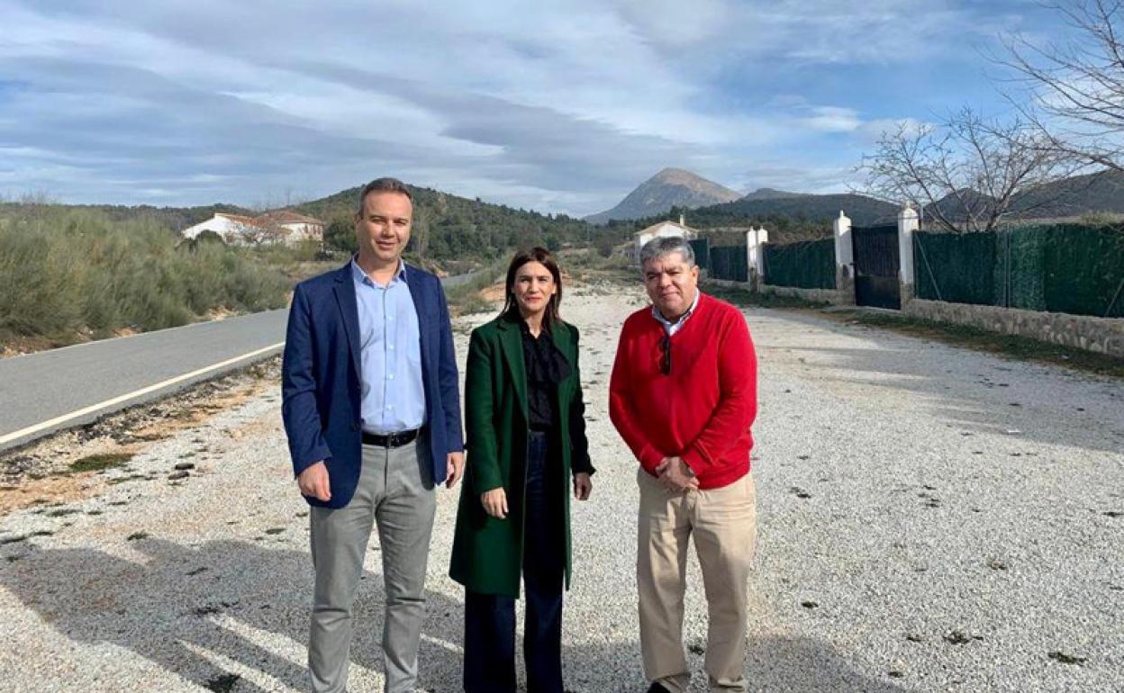 Abelardo Vico, Olga Manzano y José Garcia Giralte en las inmediaciones del puente de Duda