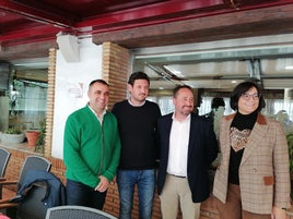 Miguel Ángel Azor, en el centro de la foto con chaqueta