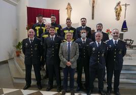 Bomberos posan tras la misa con el alcalde de Baza