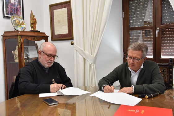 Manuel Millán y Manolo Gavilán durante la firma del convenio