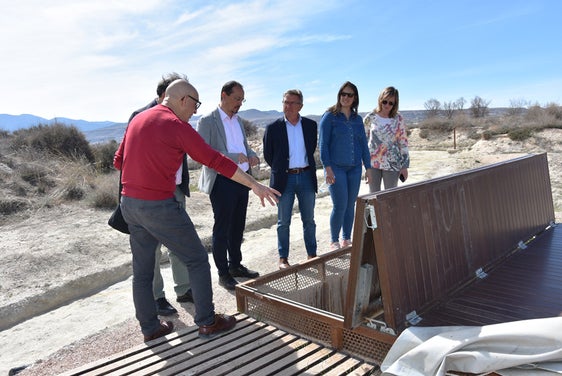 El Delegado de Cultura ante una de las tumbas de la necropolis de Cerro Santuario