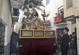 José Ramón Ibarra, capataz del paso de la Borriquilla atento al paso por la calle Ancha