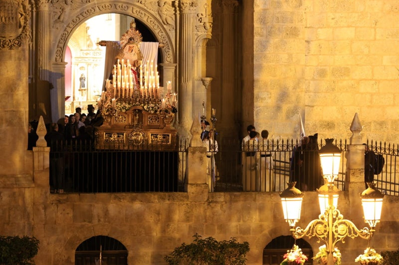 Momento de la Salida de la Virgen al Pie de la Cruz