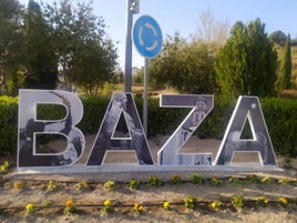 Letrero en la entrada desde la carretera de Granada