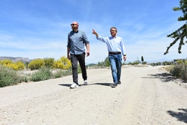 El concejal de agricultura Juan Francisco Valero y el alcalde Manolo Gavilán en unos de los caminos