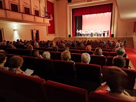 Coros de mayores en el Teatro Dengra