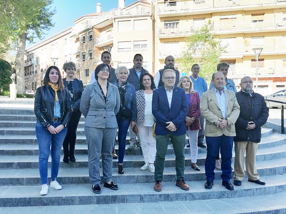 Candidatos del PP de Baza con la presidenta local, María José Martín