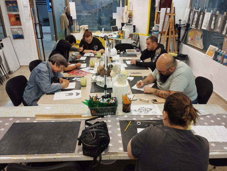 La Asociación AD-HOC en colaboración con Caja Rural desarrolla actividades de arteterapia