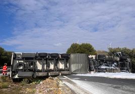 Camión volcado en la A92, en Baza