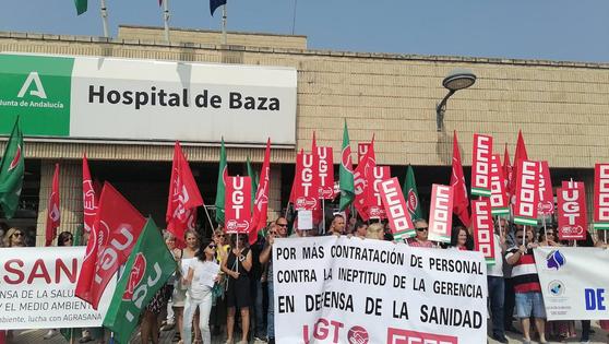200 personas se manifiestan en el Hospital de Baza ante los recortes de la Junta