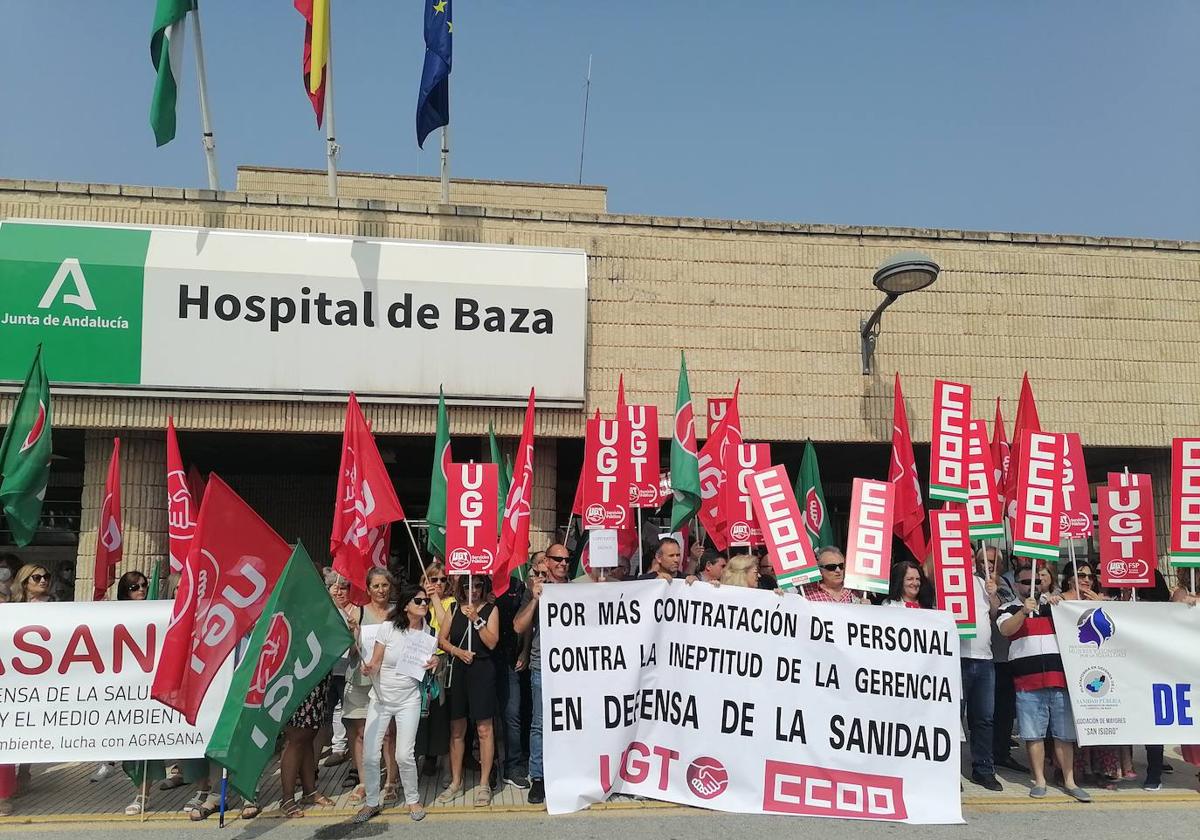 Concentración en la puerta del Hospital de Baza